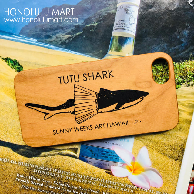 サメの絵柄のハワイアンiPhoneケース（Sunny Weeks Art）