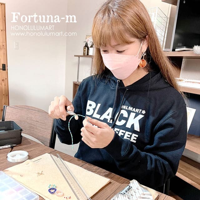 ブラックコナコーヒー黒パーカーを着るハンドメイド作家Fortunamさん